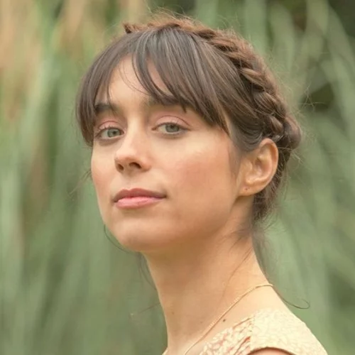 Αν ψάχνεις τι θα φορέσεις στο γιορτινό τραπέζι, η Τζωρτζίνα Λιώση έχει το ιδανικό look