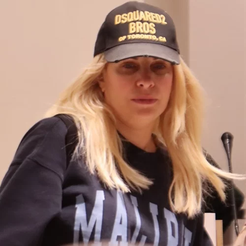 Η Ελένη Μενεγακη όπως δεν την έχουμε ξαναδεί | Η εμφάνιση με αθλητικό κολάν και slippers