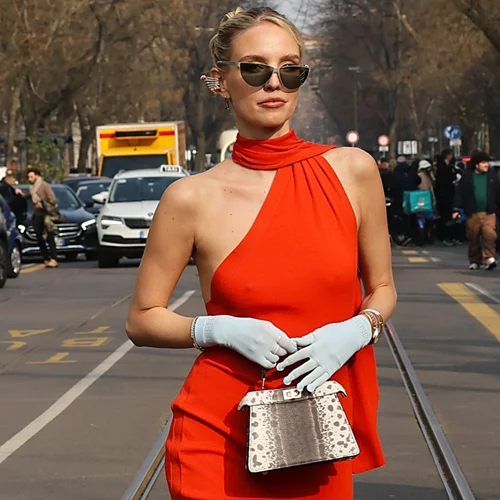 Κουμπάρα σε καλοκαιρινό γάμο | 6 αποχρώσεις που θα σε αναδείξουν ως την πιο καλοντυμένη