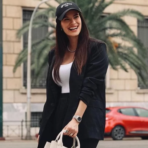 Η Χριστίνα Μπόμπα δείχνει τον πιο κοριτσίστικο τρόπο για να φορέσεις τις φούτερ μπλούζες