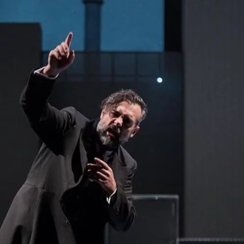 Η εμφάνιση του Αργύρη Ξάφη στο κόκκινο χαλί της Berlinale με πανό "Σταματήστε να σκοτώνετε τον πολιτισμό"