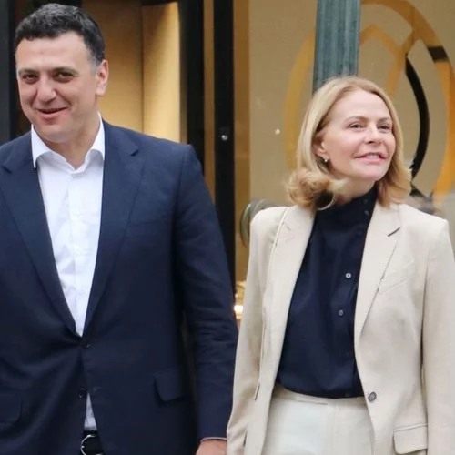 Τζένη Μπαλατσινού | Με νέο hair look και no make up μακιγιάζ στον Πειραιά - Στο πλευρό του Βασίλη Κικίλια