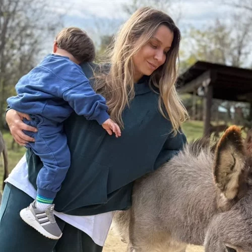 Κατρίνα Τσάνταλη | Οι σπάνιες φωτογραφίες με τον γιο της, Φοίβο σε εξόρμησή τους στη φύση