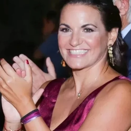 Όλγα Κεφαλογιάννη  | Φωτογραφίζεται με casual στιλ δίπλα στον σύζυγό της, Μίνωα Μάτσα