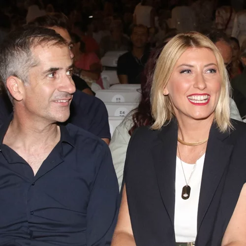 Η Σία Κοσιώνη και ο Κώστας Μπακογιάννης στόλισαν το χριστουγεννιάτικο δέντρο με τα παιδιά τους | Η εντυπωσιακή διακόσμηση