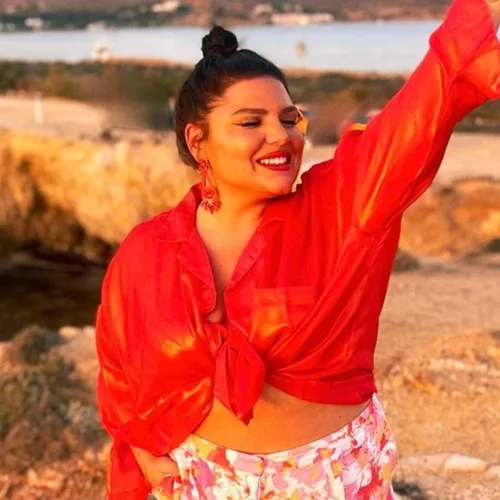 Η Δανάη Μπάρκα με το ιδανικό one shoulder φόρεμα για τις διακοπές σου