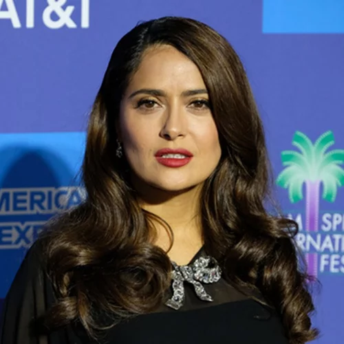 Salma Hayek | Φωτογραφήθηκε για καλό σκοπό φορώντας μόνο ένα T-shirt