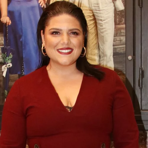 Δανάη Μπάρκα | Φόρεσε το ιδανικό τζιν φόρεμα για την άνοιξη που κοστίζει λιγότερο από 20 ευρώ