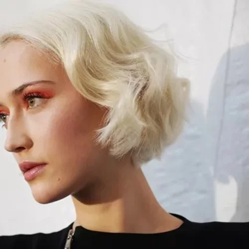 Αυτό είναι το απόλυτο festive και εύκολο χτένισμα που κάθε γυναίκα άνω των 50 αξίζει να δοκιμάσει