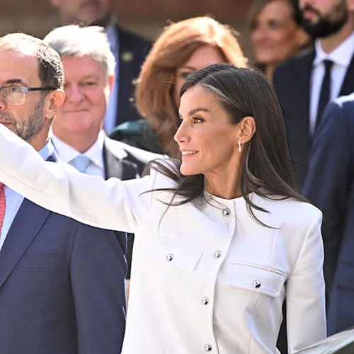 Η βασίλισσα Letizia συνδύασε το λευκό Mango κοστούμι της με δίχρωμα παπούτσια