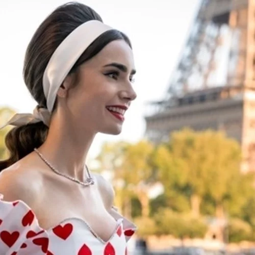 " Έμιλυ δεν είσαι ευπρόσδεκτη εδώ" - Το Παρίσι γέμισε με υβριστικά γκράφιτι εναντίον της σειράς "Emily in Paris".