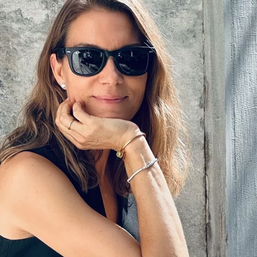 Η Βίκυ Καγιά με μαρινιέρα και εμπριμέ παντελόνι | Πώς θα δημιουργήσεις ένα κομψό mix & match look