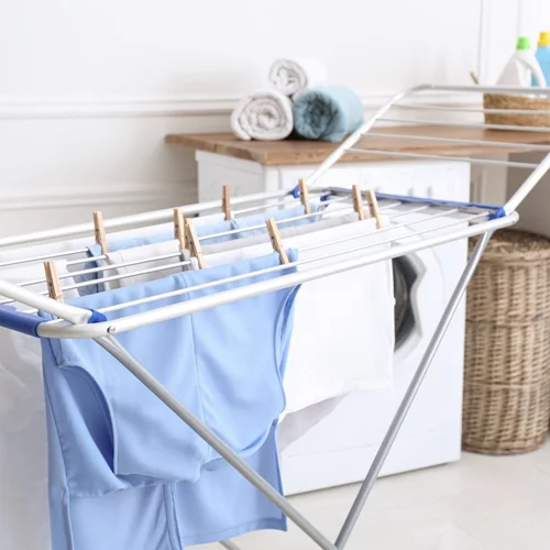 Tο ιαπωνικό κόλπο για να στεγνώνεις τα ρούχα δύο φορές πιο γρήγορα σε εσωτερικό χώρο