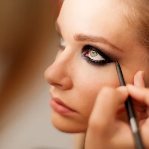 Ένας έξυπνος τρόπος για να χαρίσεις ακόμα μεγαλύτερη ένταση στις βλεφαρίδες σου