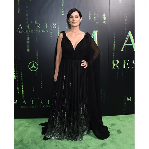 Carrie-Anne Moss | Η πρωταγωνίστρια του Matrix με το πιο cool Oscar De La Renta φόρεμα στην πρεμιέρα της ταινίας