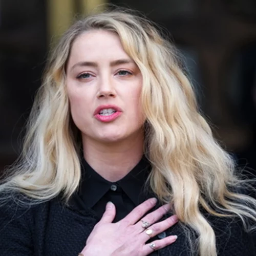 Η Amber Heard γυμνάζεται κρατώντας την πέντε μηνών κόρη της και αυτό δεν αρέσει στο internet