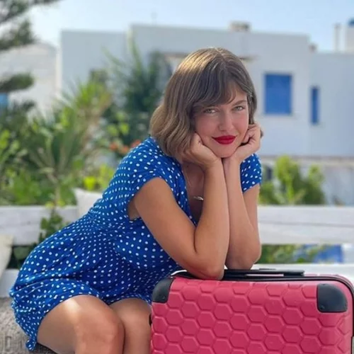 Ψάχνεις την ιδανική βαλίτσα; Η Κλέλια Ανδριολάτου επέλεξε την κατάλληλη για τις διακοπές