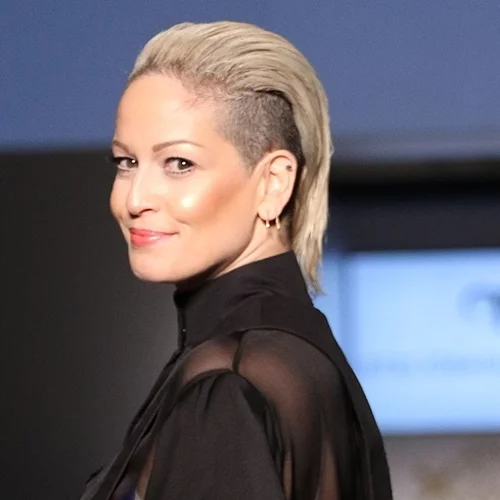 More Power To Her | Η Ρέα Τουτουνζή άφησε γκρίζα τα μαλλιά της και είναι πιο όμορφη από ποτέ