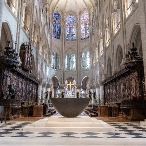 Ο Μακρόν επισκέφθηκε την ανακαινισμένη Παναγία των Παρισίων