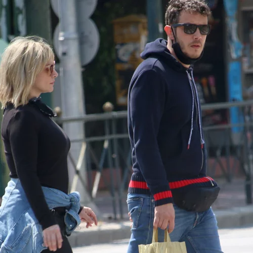 Ελεωνόρα Ζουγανέλη | Με στενό midi φόρεμα σε βόλτα με τον Σπύρο Δημητρίου