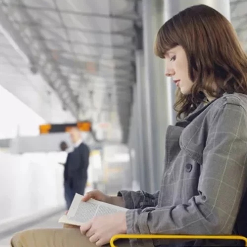 Άνθρωποι διαβάζουν στον ηλεκτρικό