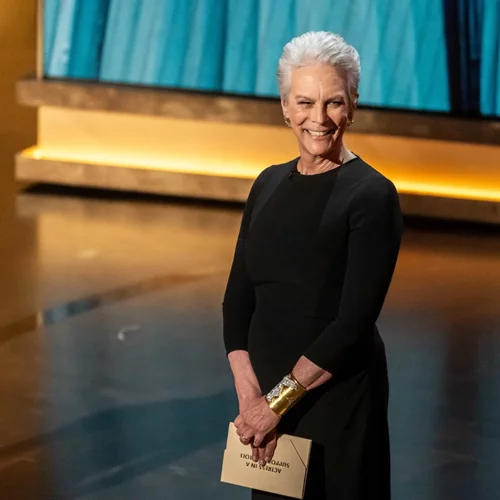 Οscars 2024 | Η Jamie Lee Curtis φόρεσε ένα βραχιόλι με τη Νίκη της Σαμοθράκης στο κόκκινο χαλί
