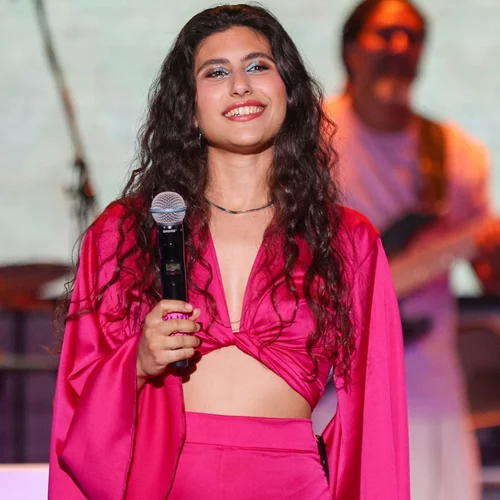 Η Μαρίνα Σπανού με oversized κοστούμι | Η μοντέρνα πινελιά στο look της