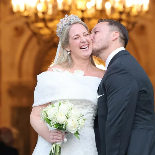 Θεοδώρα – Matthew Kumar | Το κοντό φόρεμα, η τριώροφη τούρτα και όλες οι λεπτόμερειες της γαμήλιας δεξίωσης