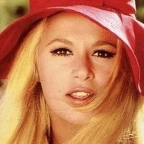 Τα καλοκαίρια της Αλίκης | Η Eλληνίδα σταρ ποζάρει με μαγιό σε σπάνιες φωτογραφίες