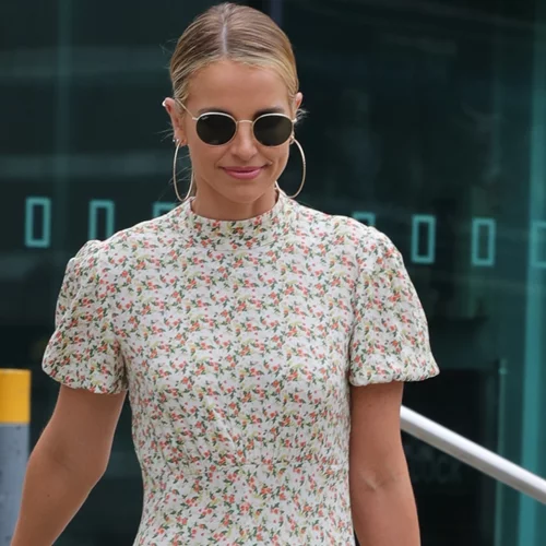 Τα πιο κομψά φορέματα σε λουλουδάτα μοτίβα για day to night ανοιξιάτικες εμφανίσεις