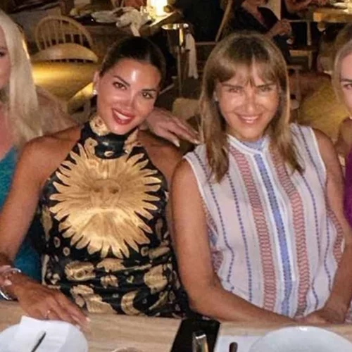 Μάρα Ζαχαρέα, Σταματίνα Τσιμτσιλή, Τίνα Μεσσαροπούλου | Ξεφάντωσαν σε γνωστό στέκι της Πάρου