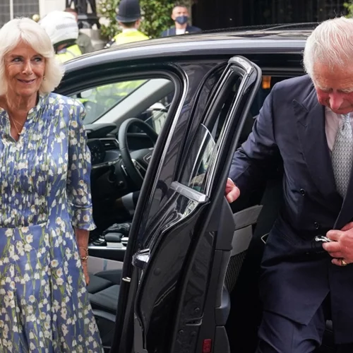 Σύνοδος G7 | Η εμφάνιση της Καμίλα με το πουγκί 1821 του ελληνικού brand Callista Crafts