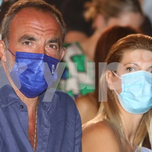 Ο Νίκος Αλιάγας σε σπάνια δημόσια εμφάνιση με τη σύζυγό του, Τίνα Γρηγορίου