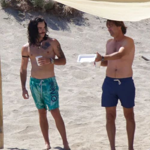 Άγγελος Λάτσιος | Σε παραλία της Άνδρου με τον πατριό του, Μάκη Παντζόπουλο (pics)