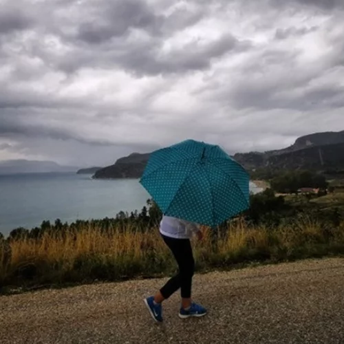 Ο καιρός σήμερα: Βροχές και καταιγίδες στο μεγαλύτερο μέρος της χώρας - Η θερμοκρασία θα φτάσει τους 34 βαθμούς