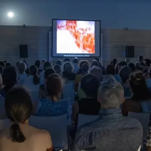 Ραντεβού στην ταράτσα του ΕΜΣΤ για τις πιο εντυπωσιακές θερινές προβολές