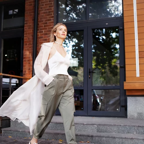 Εδώ θα βρεις τα πιο κομψά καλοκαιρινά looks για γυναίκες άνω των 50