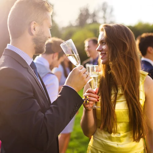 Πώς να ντυθείς σ' ένα γάμο ή μία βάφτιση αν θες να σε προσέξουν όλοι