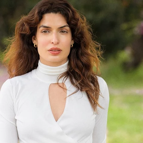 Η Τόνια Σωτηροπούλου με την ιδανική λευκή maxi φούστα από την H&M για την άνοιξη