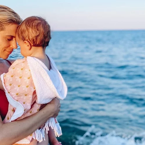 Τα ξανθά μπουκλάκια που ζηλέψαμε | Η κόρη της Νάντιας Μπουλέ απολαμβάνει το παγωτό της στην παραλία