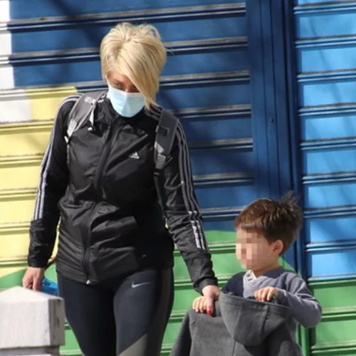 Σία Κοσιώνη | Βόλτα στο Κέντρο της Αθήνας με αθλητικό λουκ, παρέα με τον γιο της Δήμο Μπακογιάννη