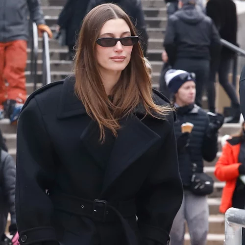 Η Hailey Bieber επαναφέρει στην επικαιρότητα το αμφιλεγόμενο παντελόνι που αξίζει να αποκτήσεις