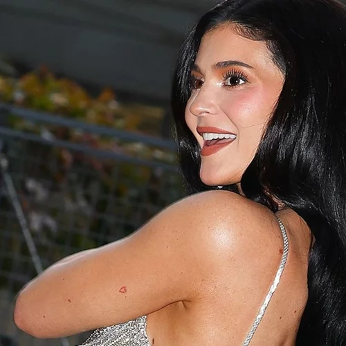 Kylie Jenner | Η ανέξοδη beauty συνήθειά της για τις red carpet εμφανίσεις που έγινε viral