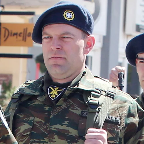 25η Μαρτίου | Ο Κασσελάκης ντυμένος στα χακί παρέλασε στη Θήβα - "Μπράβο Στέφανε" φώναζε ο κόσμος