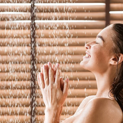 Γιατί το κρύο ντους είναι σωτήριο με ή χωρίς καύσωνα;