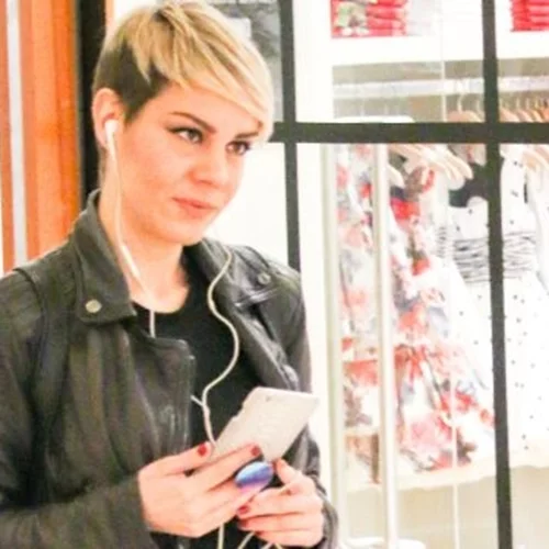 Για shopping η Ράνια Κωστάκη | Το vinyl παντελόνι της