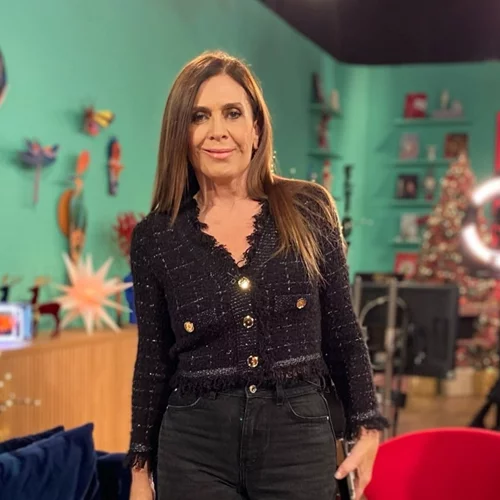 Η Κατερίνα Διδασκάλου στολίζει το χριστουγεννιάτικο δέντρο μαζί με τα εγγόνια της