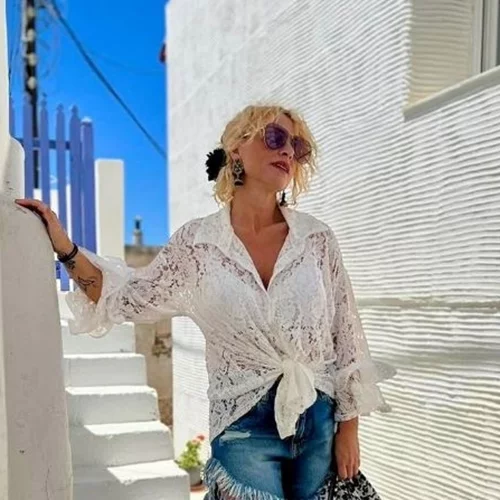 Ελεονώρα Ζουγανέλη | Κατάξανθη με εμπριμέ καφτάνι στη Σύμη