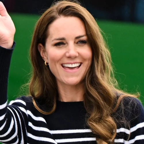 Το τοπ που έχει κάθε κομψή fashionista και χρειάζεσαι οπωσδήποτε αυτή την περίοδο