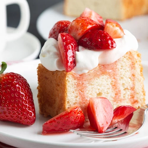 Ανοιξιάτικο κέικ γιαουρτιού με φράουλες - 5 μόνο υλικά